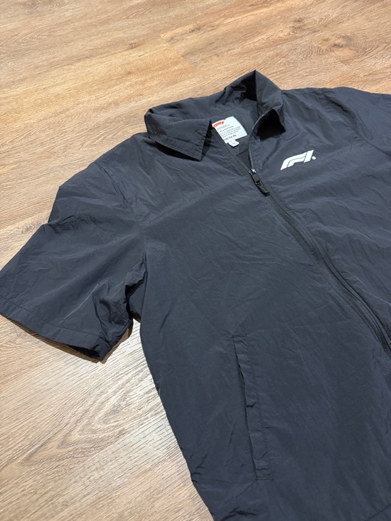Formula 1 x PacSun Recycled Team Zip Black Short-Sleeve Windbreaker Shirt - Picture 5 of 9